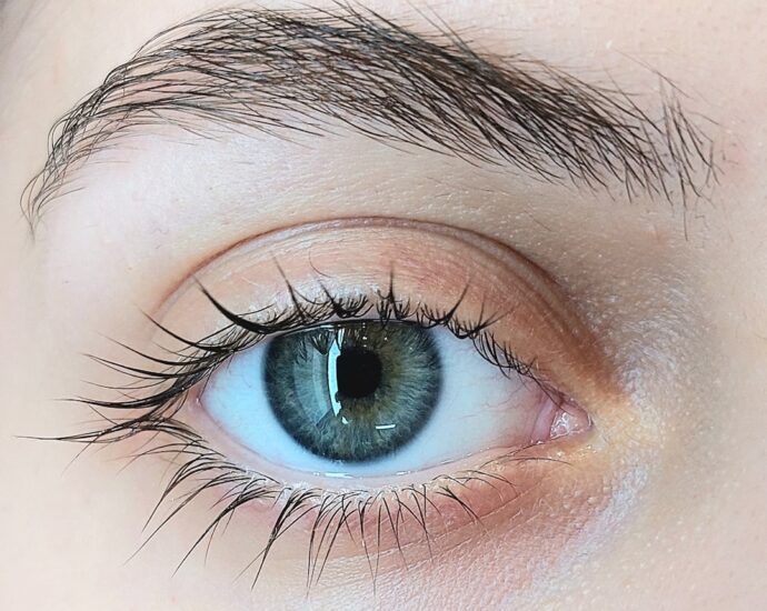 Photo natural treatment for dry and tired eyes