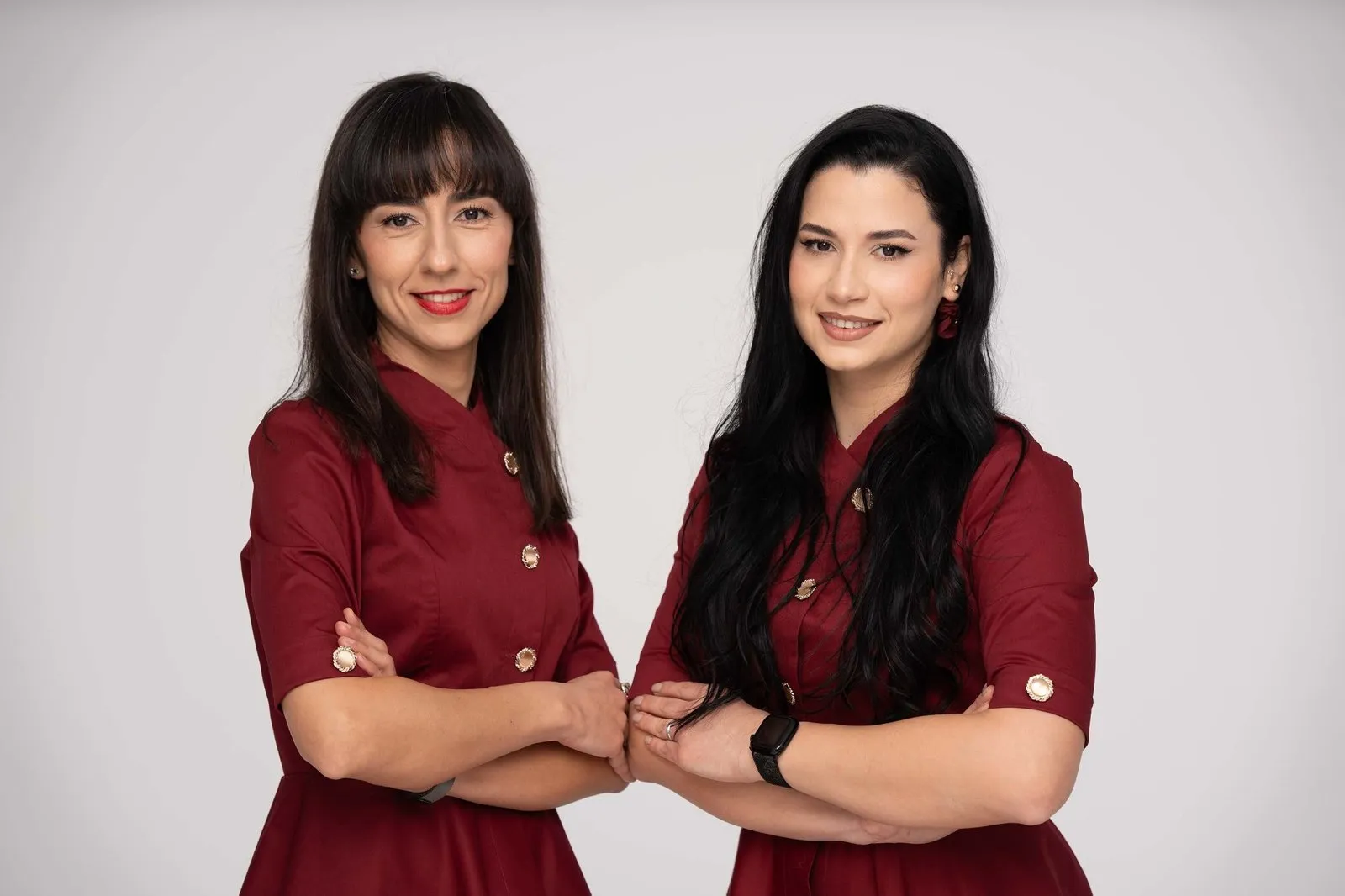 Fațete dentare sau albire: ce se potrivește când dinții sunt pătați, dar sănătoși? Cum se ia decizia