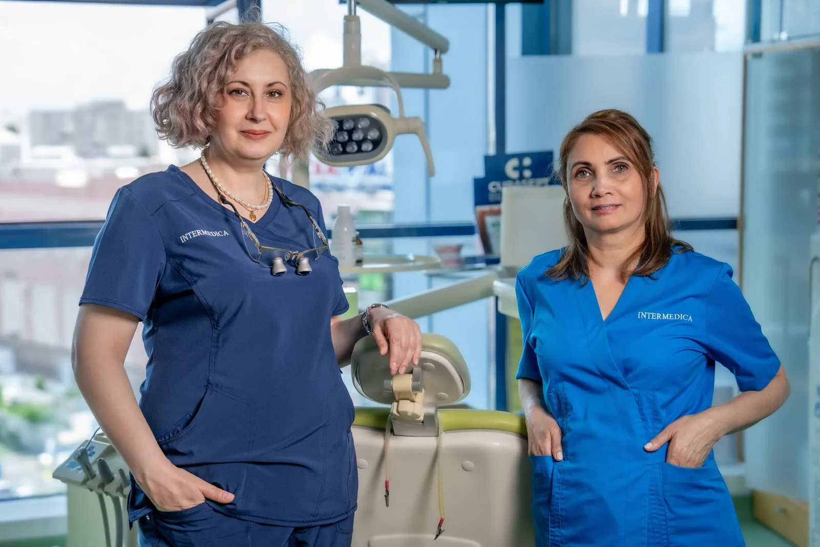 Medic stomatolog care examinează gingiile unui pacient