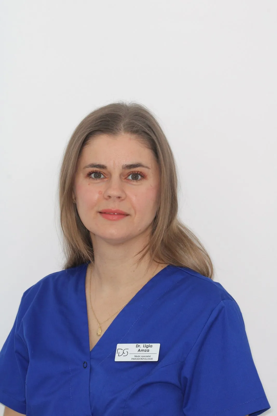 Medic stomatolog în cabinet, la un consult parodontal