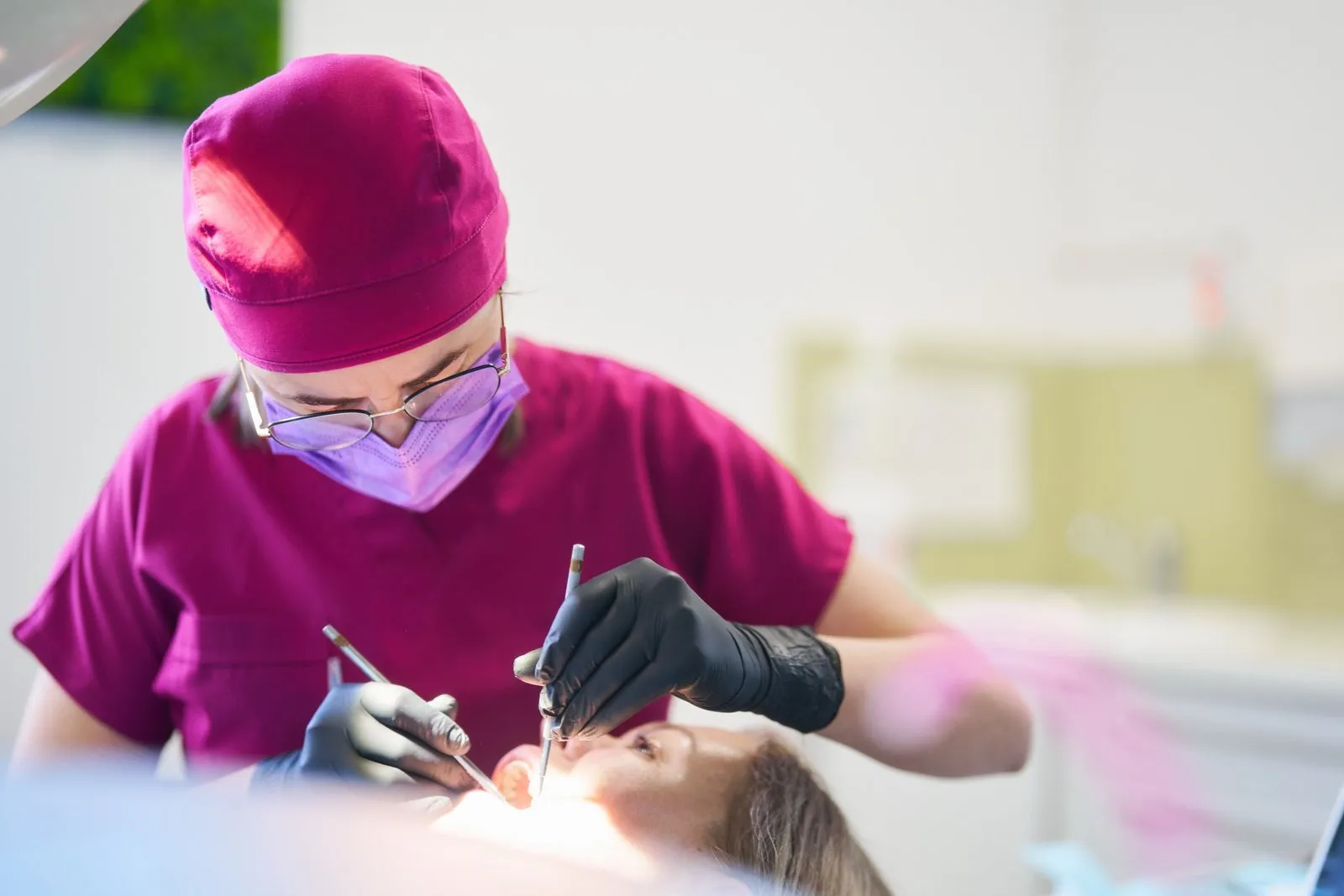 Medic stomatolog la un consult parodontal